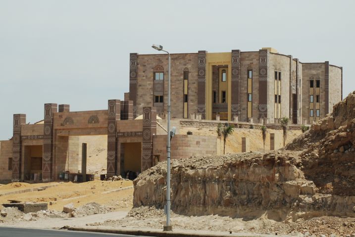 Pompöses Gebäude in der Nähe des alten Assuan-Staudammes