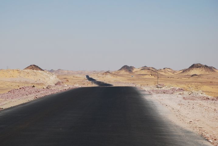 Strasse in der Westlichen Wüste zwischen Abu Simbel und Assuan