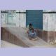 Zwei Jungen spielen auf der Rampe eines Supermaktes in Assuan
