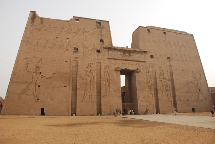 Der Pylon des Tempel des Horus in Edfu