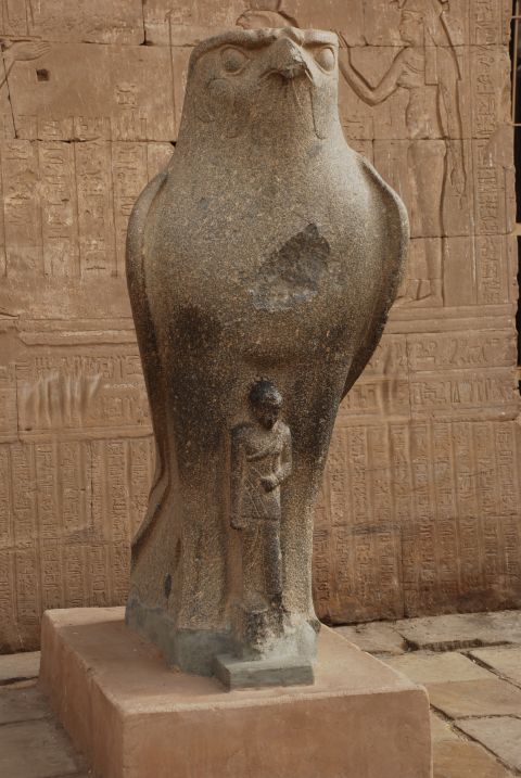 Falkenstatue am Eingang des Horus-Tempels