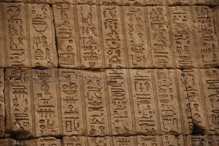 Hieroglyphen im Horus-Tempel