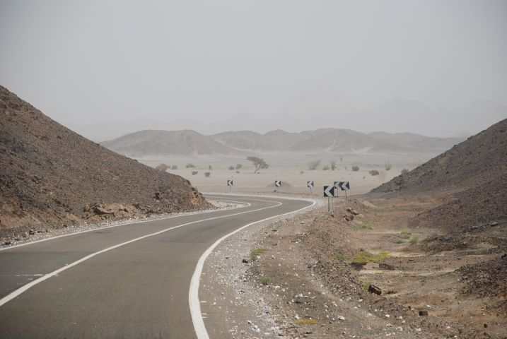 Strasse in  der Östlichen Wüste bei Barramiya zwischen Edfu und Marsa Alam am Roten Meer