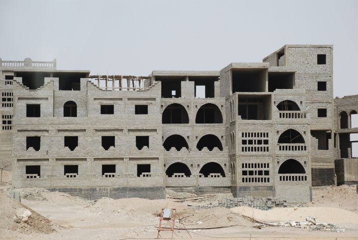 Einer der vielen halbfertigen Hotelanlagen am Roten Meer, hier bei Marsa Alam