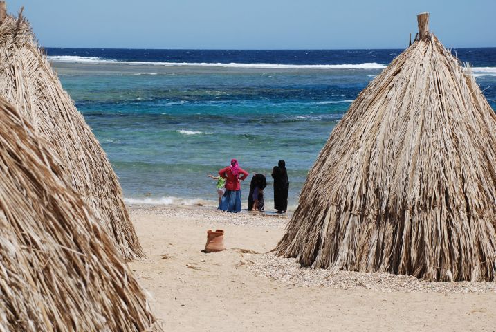 Einheimische am Strand bei El Quseir am Roten Meer