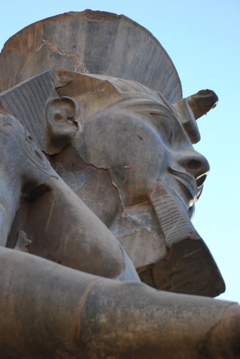 Statue von Ramses II am Eingang zum Säulengang im Tempel von Luxor