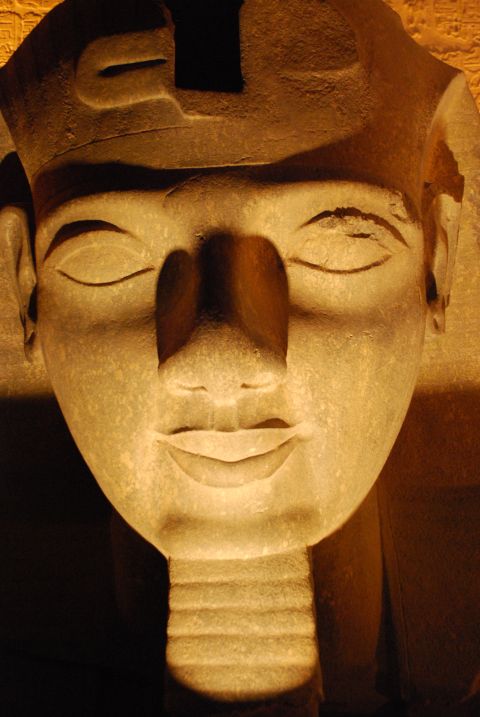 Beleuchtetes Gesicht einer Sphinx der Allee, die zum Luxor-Tempel führt