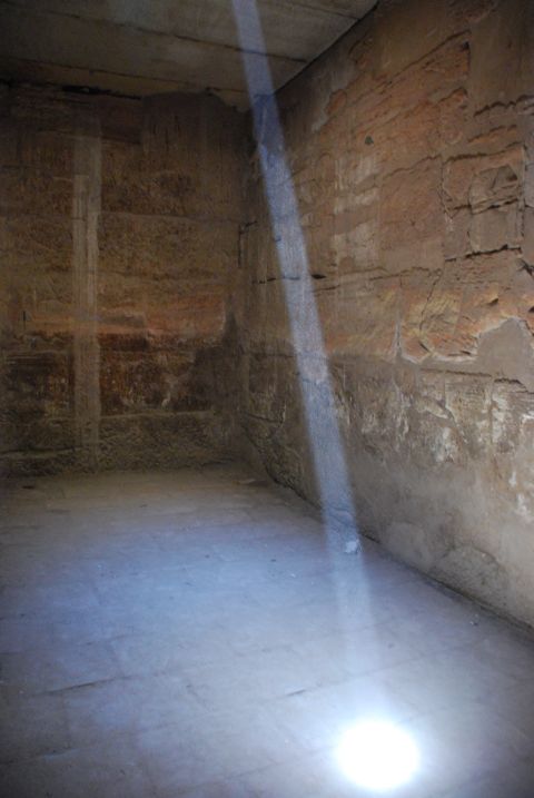 Ein Sonnenstrahl erhellt einen Raum im Tempel von Karnak bei Luxor