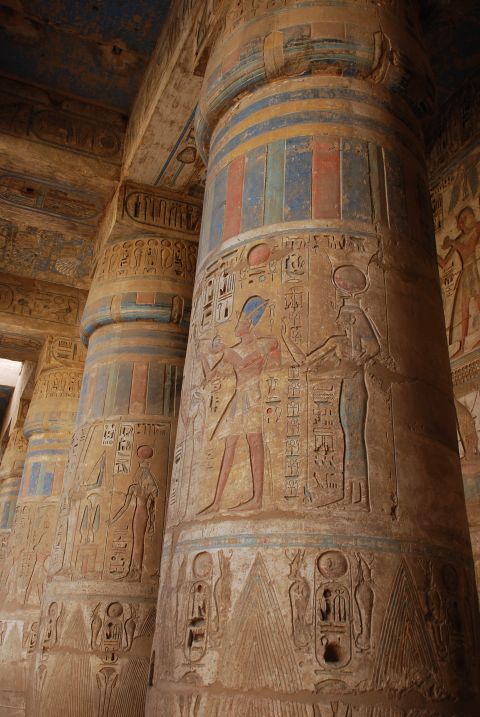 In der Medinat Habu, dem Totentempel von Ramses III, auf der Luxor-Westbank sind Säulen und Reliefs noch farbig