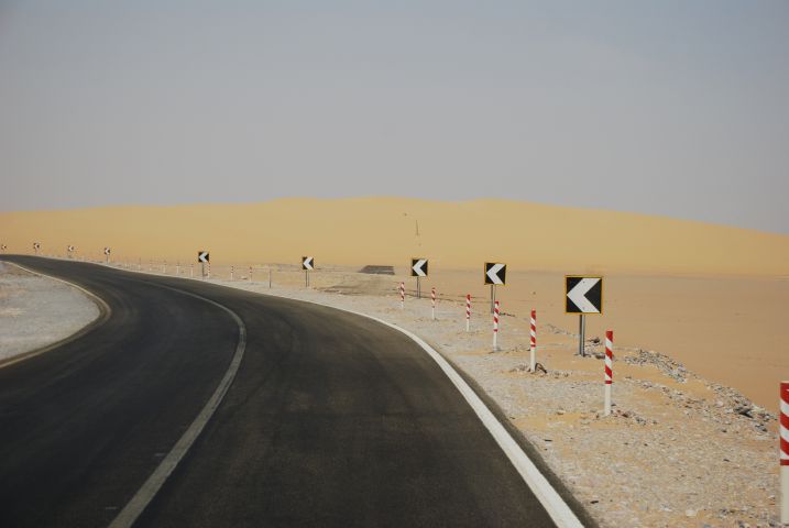 Etwas westlich der Oase El Kharga in der Westlichen Wüste hat sich eine Wanderdüne über die Strasse geschoben