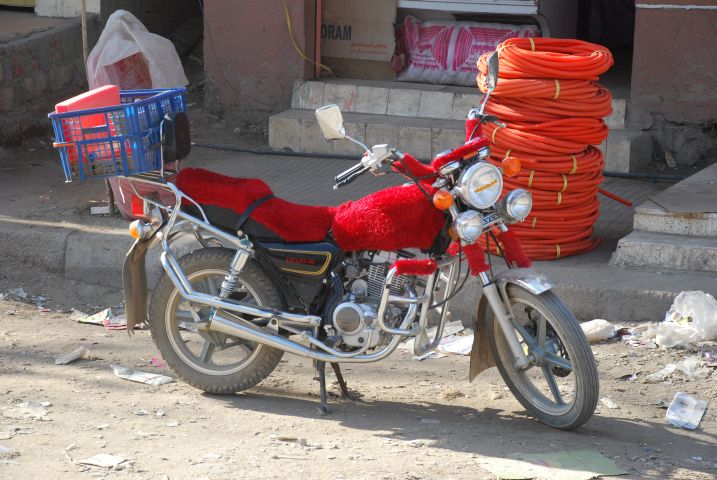 Motorrad mit rotem Plüschüberzug