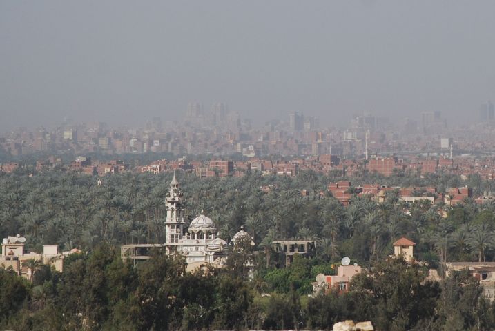 Blick vom Gizeh Plateau übers in Smog gehüllte Kairo