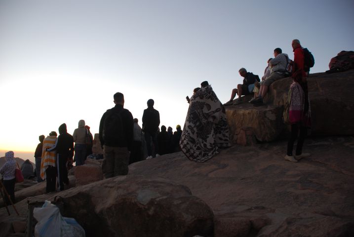 Pilger und andere Touristen erwarten den Sonnenaufgang auf dem Mosesberg (Mount Sinai)