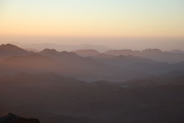 Die ersten Sonnenstrahlen streichen über den Sinai