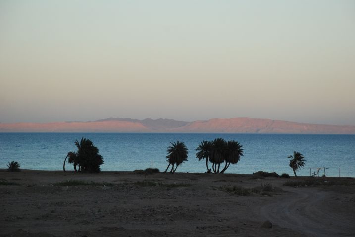 Der Golf von Aqaba trennt hier bei Dahab Ägypten und Saudi-Arabien