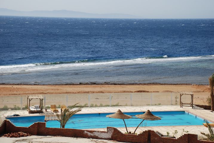 Der Pool eines kleinen Resorts im Norden von Dahab