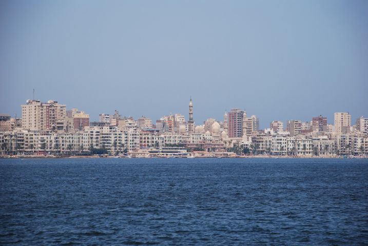 Blick quer über den Osthafen von Alexandria auf den Stadtteil Ras-at-Tin