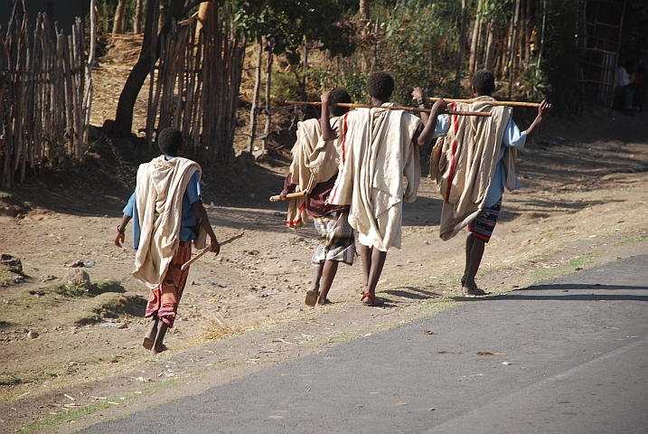 Männer unterwegs bei Negele nördlich von Shashemene im Great Rift Valley