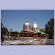 Mit farbigen Bändern geschmückte Kirche in Akaki bei Addis Ababa