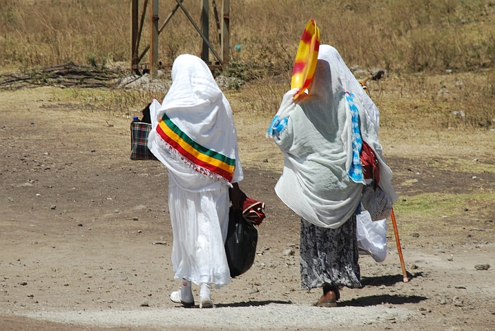 Zwei Frauen unterwegs in Akaki