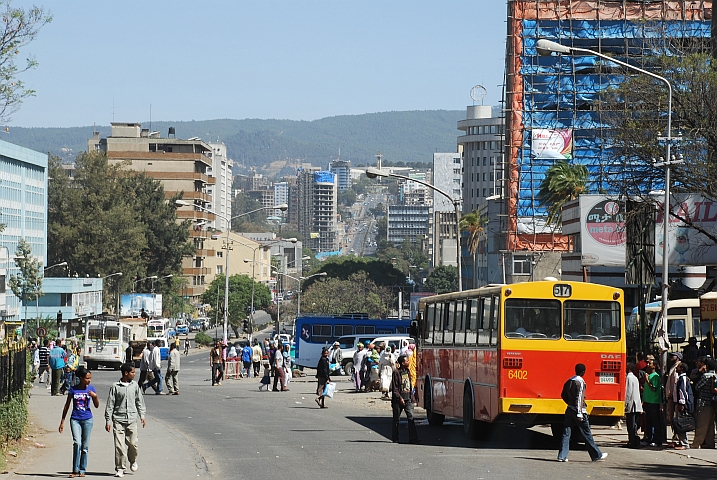 Menschen und Busse am Bahnhofplatz von Addis Ababa