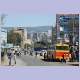 Menschen und Busse am Bahnhofplatz von Addis Ababa