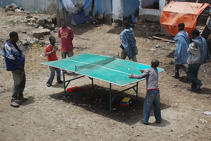 Pingpong, wie hier oft am Strassenrand unter freiem Himmel gespielt, ist in Äthiopien ein beliebter Zeitvertrieb