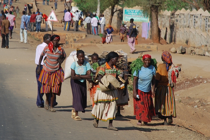 Menschen in den Strassen von Konso, dem Eingang zur South Omo Region im Süden Äthiopiens