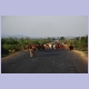 Typische Szene im südlichen Äthiopien: Die Strasse gehört den Kühen und Menschen