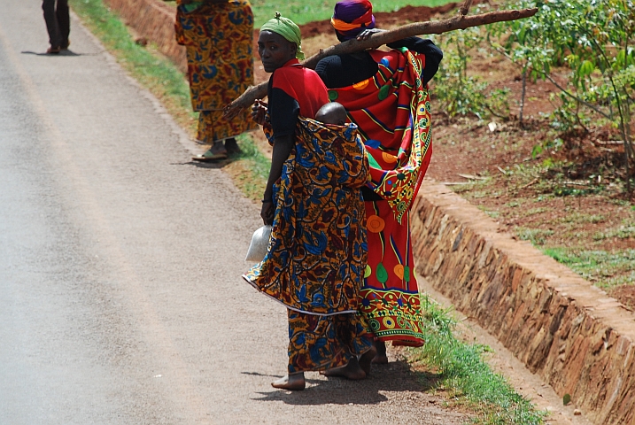 Farbig gekleidete Burunderinnen unterwegs nach Muyinga im Nordosten des Landes