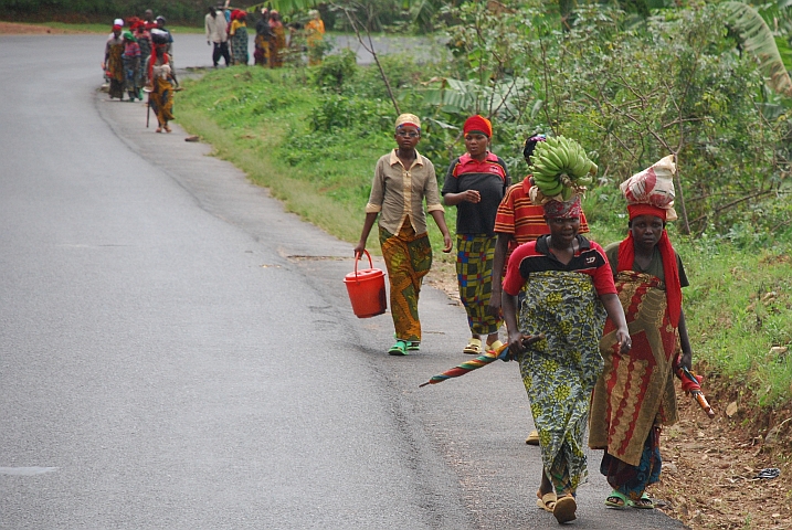 Frauen unterwegs zum Markt ausserhalb von Bujumbura