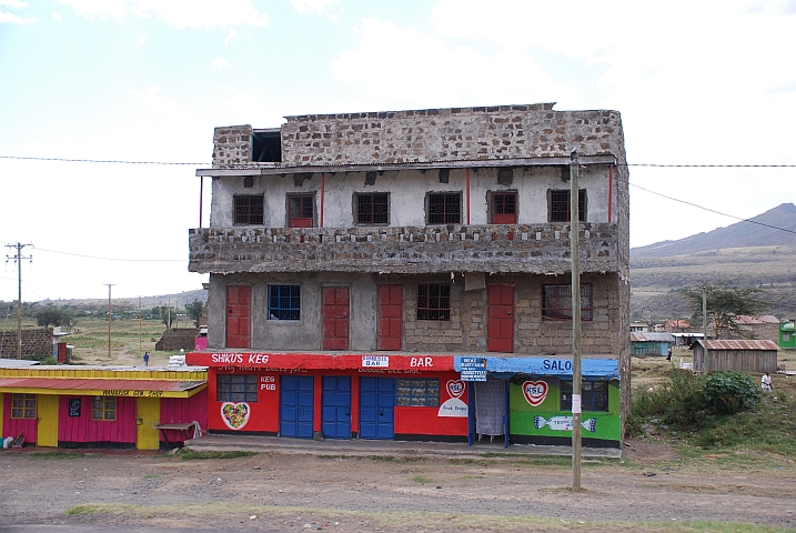 Mehrstöckiges Gebäude bei Longonot am Weg vom Lake Naivasha nach Nairobi