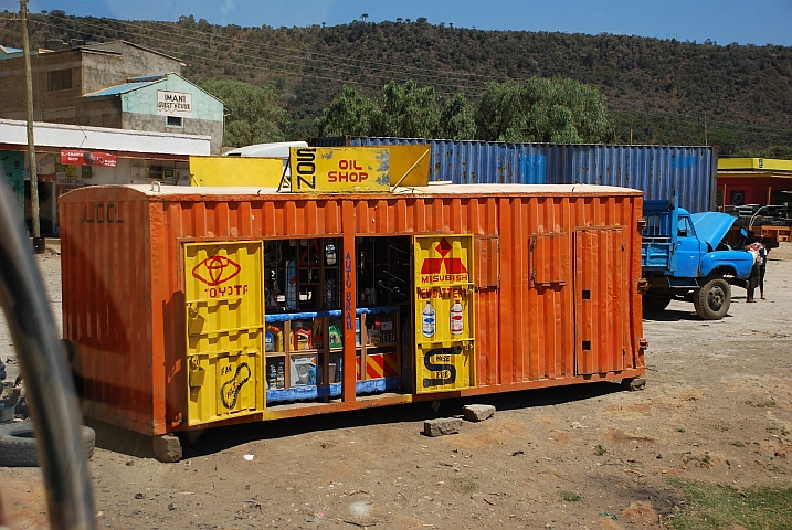 Autoersatzteil-Laden in einem aufgemotzten Container in Mai Mahiu