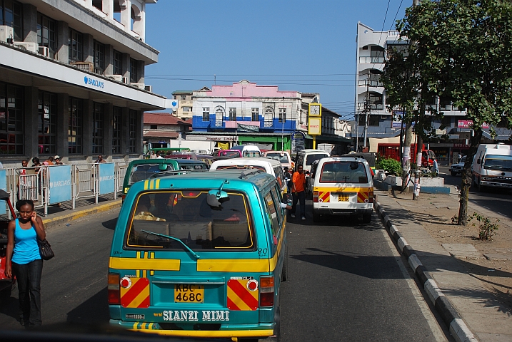 Minibus-Taxis im Zentrum von Mombasa