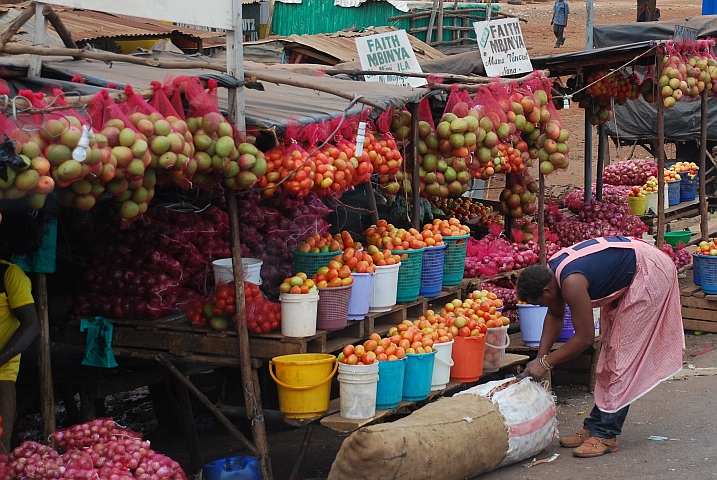 Gemüse- und Früchteverkaufsstände in Emali auf der Strecke Mombasa-Nairobi