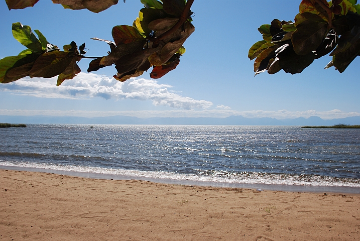 Der Malawisee bei Karonga mit Blick auf das tansanische Ufer