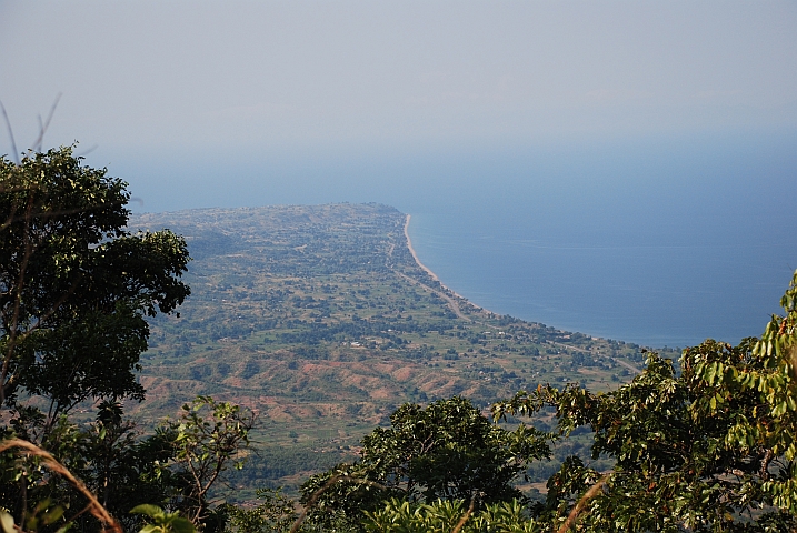 Blick von der Serpentinenpiste auf den Malawisee