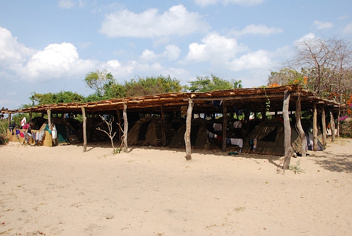 Überdachte Overlander-Zeltstadt im Kande Beach Resort