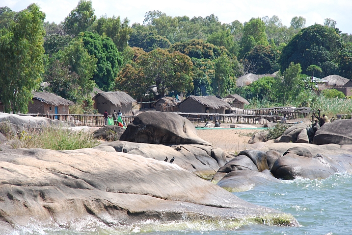 Die Felsen am Ende der Sani Beach sehen fast wie gestrandete Wale aus