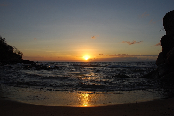 Sonnenaufgang über dem Malawisee an der Kande Beach