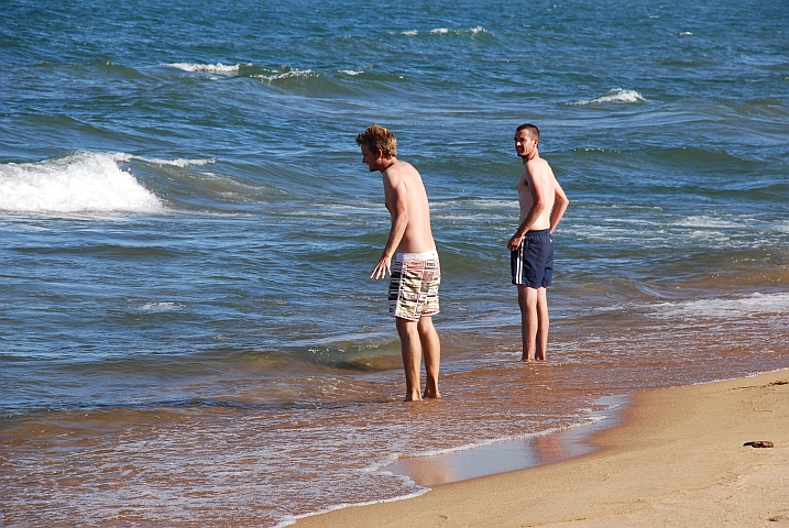 Die Australier zaudern vor dem kalten Wasser des Malawisees