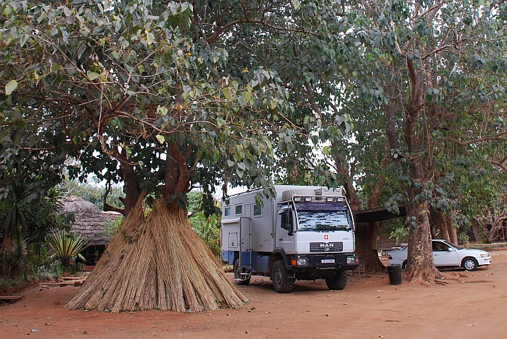 Links und recht von Obelix standen am Abend im Camp noch zwei Overlander-Trucks