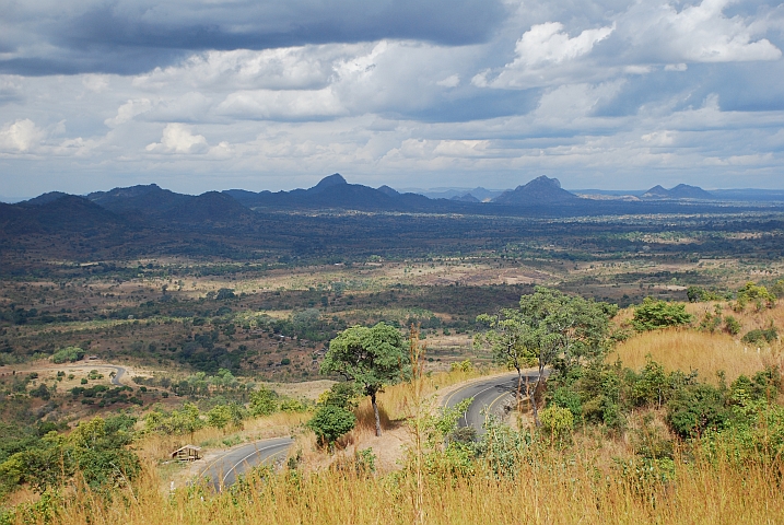 Blick vom Golomotipass hinunter ins Tiefland im Bereich des südlichen Teils des Malawisees