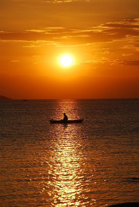 Sonnenuntergang über dem Malawisee in Chembe am Cape Maclear