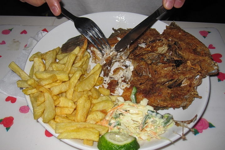 Chambo Fisch mit knusprigen Pommes frites