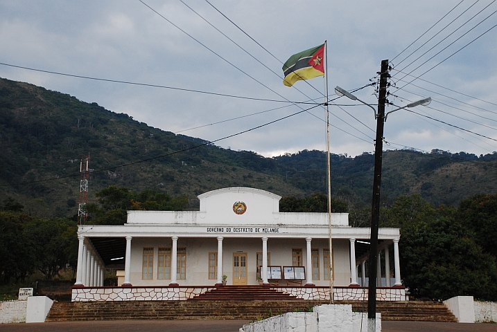 Das koloniale Gebäude der Distriktsverwaltung von Milange an der Grenze zu Malawi