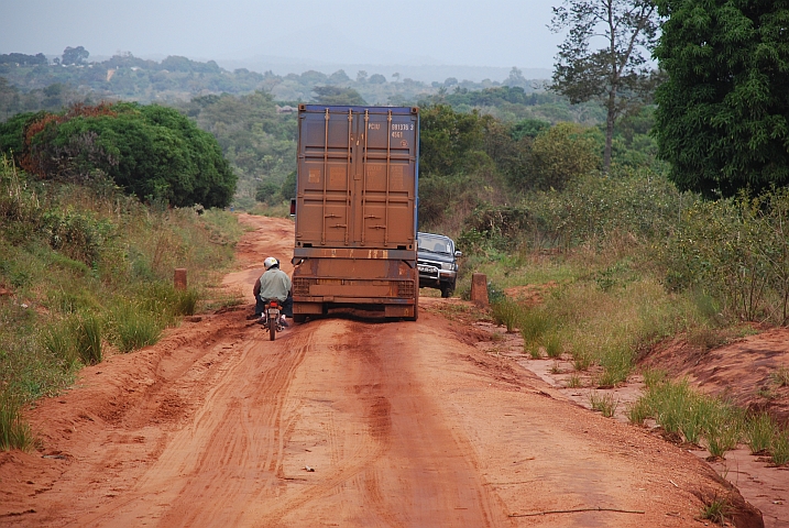 Auf der schlechten Piste zwischen Malawi und Mocuba sind auch Sattelschlepper unterwegs
