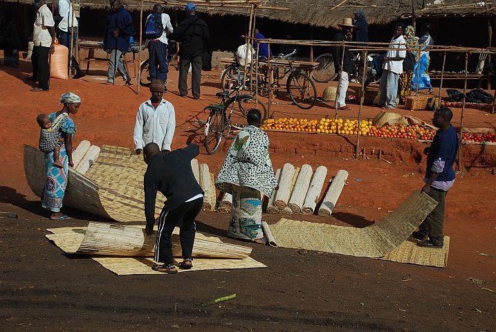Bastmattenverkauf in Murrupula westlich von Nampula