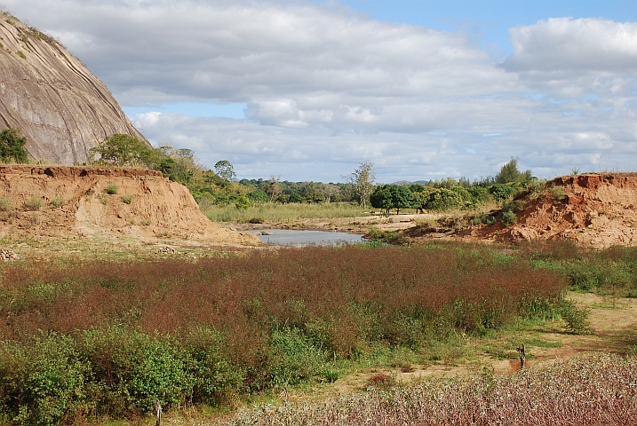 Ein Loch klafft im Staudamm