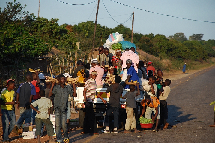 Ambulante Händler versorgen Passagiere eines Pick-up in Metochéria